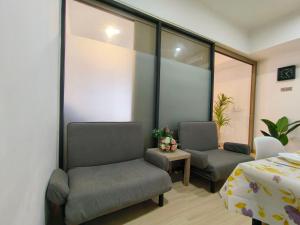 双溪毛糯Beauty MRT-Linked Unit, DSara Sentral SOVO #DS3的一间设有两把椅子、一张床和一张桌子的房间