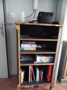 a book shelf with books and books at appartement pour famille amis ou colègue in Cholet