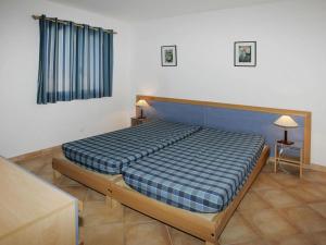 博爾戈的住宿－Lovely apartment in Borgo with shared pool，一间卧室配有一张蓝色床头板的床