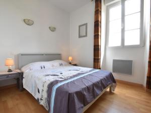 Säng eller sängar i ett rum på Modern holiday home in Crux La Ville with terrace