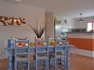 une table bleue et des chaises dans une cuisine dans l'établissement Luxury Villa with Private Pool in Saint Victor de Malcap, à Saint-Victor-de-Malcap