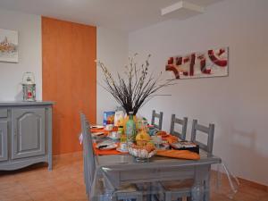 - une table à manger avec des chaises et une table avec de la nourriture dans l'établissement Luxury Villa with Private Pool in Saint Victor de Malcap, à Saint-Victor-de-Malcap