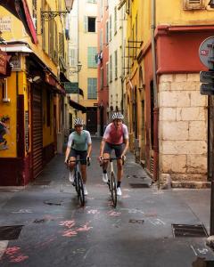 twee mensen die fietsen door een straat bij Penthouse over Monaco in Beausoleil
