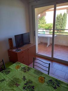 ein Esszimmer mit einem Tisch und Blick auf einen Innenhof in der Unterkunft La casa d emma in Linguizzetta