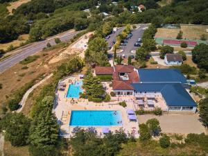 una vista aérea de un complejo con piscina en Luxury villa near the cute towns of Sarlat and Rocamadour en Lanzac