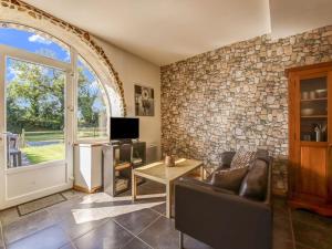 sala de estar con pared de piedra en Welcoming Holiday Home in Brainville with Fenced Garden, en Brainville