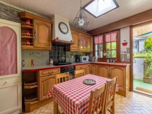 Una cocina o zona de cocina en Spacious holiday home in Marquise with garden