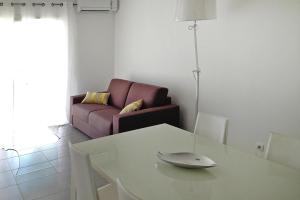 uma sala de estar com uma mesa branca e um sofá em Res Villa Tyrrenia Macinaggio Rogliano Apartment with bay view em Macinaggio