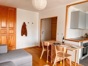 een keuken met een tafel en stoelen in een kamer bij Appartement tout confort avec vue in Saint-Denis