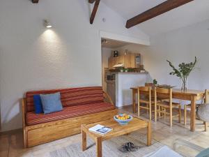 een woonkamer met een bank en een tafel bij Vayamundo L'Espinet in Quillan