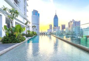 une piscine avec une vue sur les toits de la ville en arrière-plan dans l'établissement OYO 90952 Quill Residences Kuala Lumpur by Oyo, à Kuala Lumpur