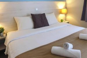En eller flere senge i et værelse på Holiday resort Normandie Forges les Eaux Apartment for 5 pers