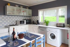 クリエル・シュル・メールにあるHoliday home in Criel sur Mer near seaのキッチン(洗濯機、テーブル、椅子付)
