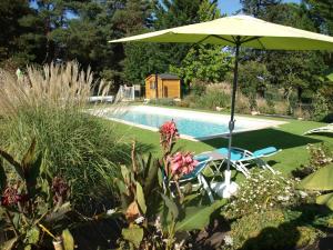 Peyzac-le-MoustierにあるLovely cottage in Peyzac le Moustier with Terraceのスイミングプールの隣の黄色い傘と椅子