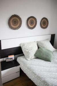 een slaapkamer met een bed en twee borden aan de muur bij Duplex avec jardin - 2 parkings privés - 2 chambres in Cornebarrieu