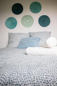 ein Schlafzimmer mit einem Bett mit grünen Platten an der Wand in der Unterkunft Duplex avec jardin - 2 parkings privés - 2 chambres in Cornebarrieu
