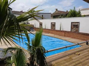Bazén v ubytovaní Magnificent villa in Nuaill d Aunis with wellness alebo v jeho blízkosti