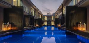 Una piscina con luces azules en un edificio. en Luminous Resort & Spa by Areca, en Phuket