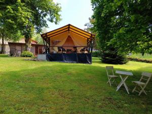 RoussinesにあるRomantic cottage with shared swimming poolの庭のテント(テーブル、椅子付)