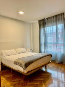 Postel nebo postele na pokoji v ubytování Cíes Premium Suitel García Barbón 73 - Love your Stay