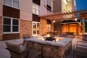 a patio with a fire pit in the middle of a building at Country Inn & Suites by Radisson, Minneapolis West, MN in Plymouth