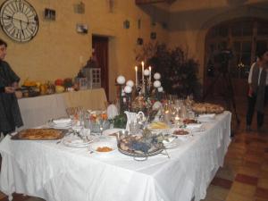 薩爾里昂的住宿－Distinctive tiny house in Sarrians with terrace，一张长长的白色桌子,上面有食物