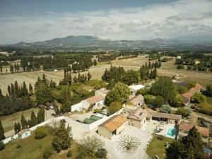 una vista aérea de una casa en un pueblo en Distinctive tiny house in Sarrians with terrace, en Sarrians