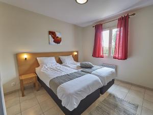 1 cama grande en un dormitorio con ventana roja en Bungalow in Lanzac with Private Terrace en Lanzac