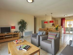 sala de estar con 2 sillas y mesa en Bungalow in Lanzac with Private Terrace en Lanzac