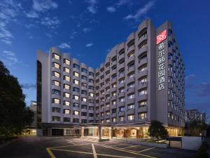 un grande edificio alberghiero con parcheggio di Hilton Garden Inn Hangzhou West Lake a Hangzhou