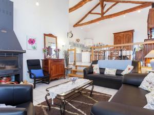 uma sala de estar com sofás e uma lareira em Amazing Holiday Home in Cazals with Terrace em Cazals