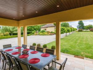 einen Tisch mit roten Platten auf einer Terrasse in der Unterkunft Modern holiday home in Aquitaine in Saint-Nexans