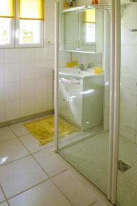 ein Bad mit einer Glastür in einem Zimmer in der Unterkunft Holiday flat Cayeux-sur-Mer - NMD05008-P in Cayeux-sur-Mer