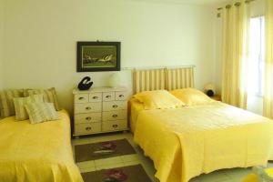 1 Schlafzimmer mit 2 Betten und einer Kommode in der Unterkunft Holiday flat Cayeux-sur-Mer - NMD05008-P in Cayeux-sur-Mer
