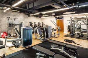 een fitnessruimte met cardio-apparatuur en loopbanden bij Back Bay studio w gym wd nr shopping BOS-868 in Boston