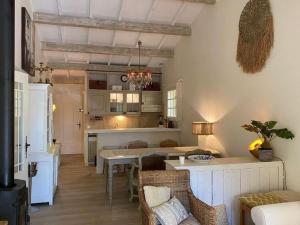 ラ・クロワ・ヴァルメにあるCharming Holiday Home in La Croix-Valmer with Poolのキッチン、リビングルーム(テーブル、椅子付)