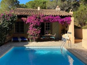 Πισίνα στο ή κοντά στο Charming Holiday Home in La Croix-Valmer with Pool