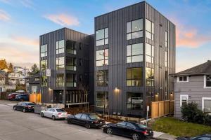 un edificio negro con coches estacionados en un estacionamiento en Blueground Capitol Hill patio walkable area SEA-726 en Seattle