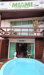 a swimming pool in front of a building at Pousada Miami in Rio de Janeiro