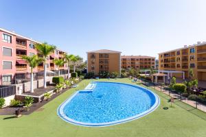 een uitzicht over een zwembad in een appartementencomplex bij Lucia dream´s apartment in Palm-mar