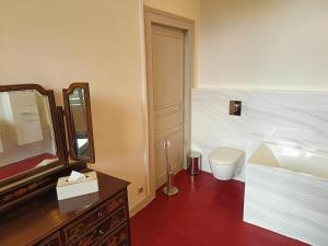 Koupelna v ubytování Le Château des Portes