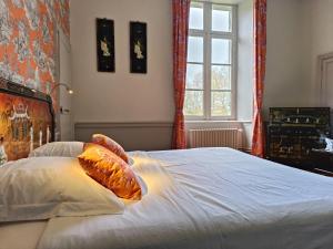 een slaapkamer met een bed en een groot raam bij Le Château des Portes 