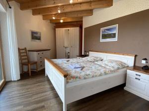 - une chambre avec un lit, un bureau et une chaise dans l'établissement Holiday home Red Milan, à Irmenach