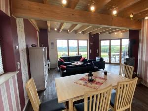 una sala de estar con una mesa y un sofá en Holiday home Red Milan, en Irmenach