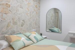 una camera con letto e specchio di El Hortal i lloo a El Cuervo