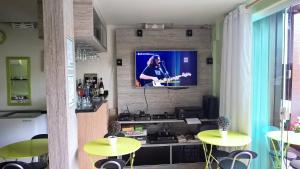 Ο χώρος του lounge ή του μπαρ στο Pousada Miami