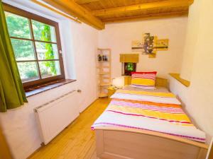 een slaapkamer met een bed in een kamer met een raam bij Holiday apartment Waldquartier Wackerberg in Kall