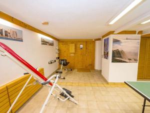 een kamer met een fitnessruimte met een tafel bij Holiday apartment Waldquartier Wackerberg in Kall