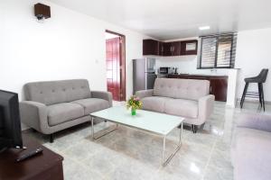 un soggiorno con 2 divani e un tavolo di AFEX Rivercamp a Giuba