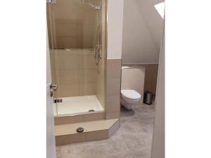 un baño con ducha y WC en Dornbusch Apartment 3, en Steinhude 14 fotos más